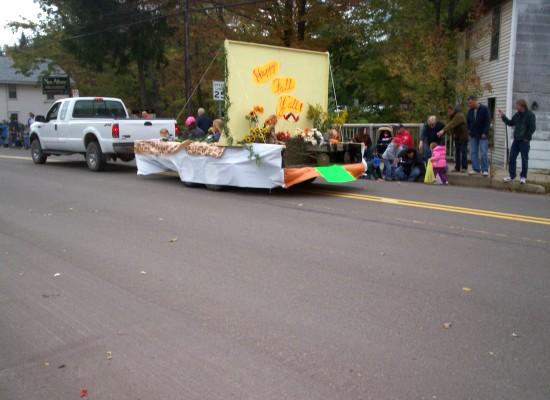 People, parade entries, and activities at the 2006 New Albany Fall Festival.