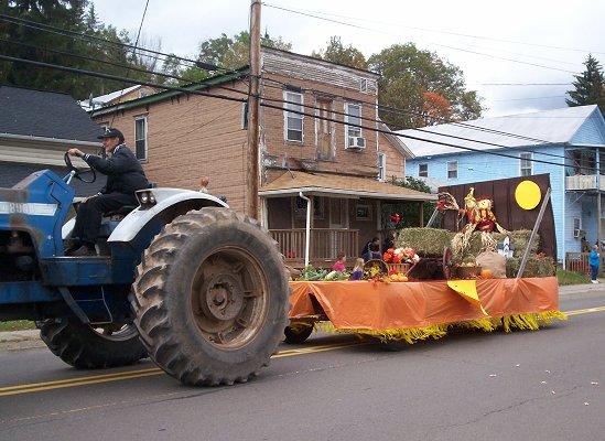 People, parade entries, and activities at the 2006 New Albany Fall Festival.