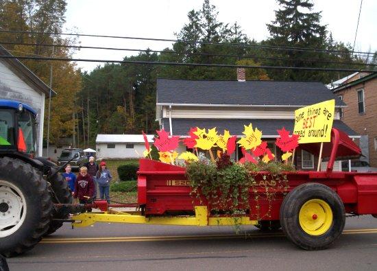 People, parade entries, and activities at the 2006 New Albany Fall Festival.