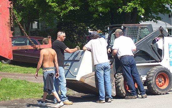 Volunteers working during the 2009 New Albany Borough clean-up.