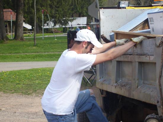 Volunteers working during the 2010 New Albany Borough clean-up.